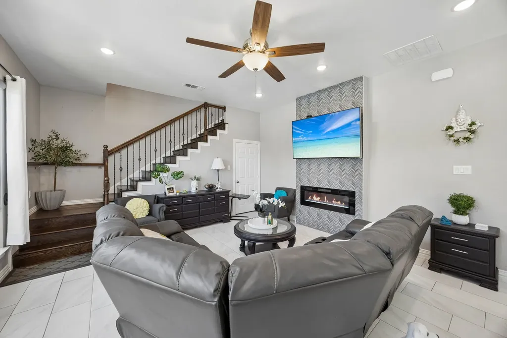 431 W Pioneer Drive Irving TX 75061