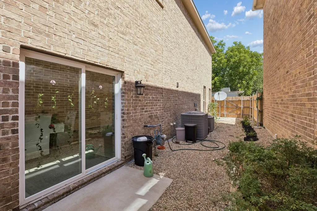 431 W Pioneer Drive Irving TX 75061