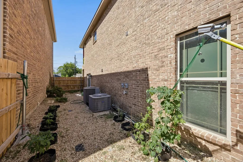 431 W Pioneer Drive Irving TX 75061