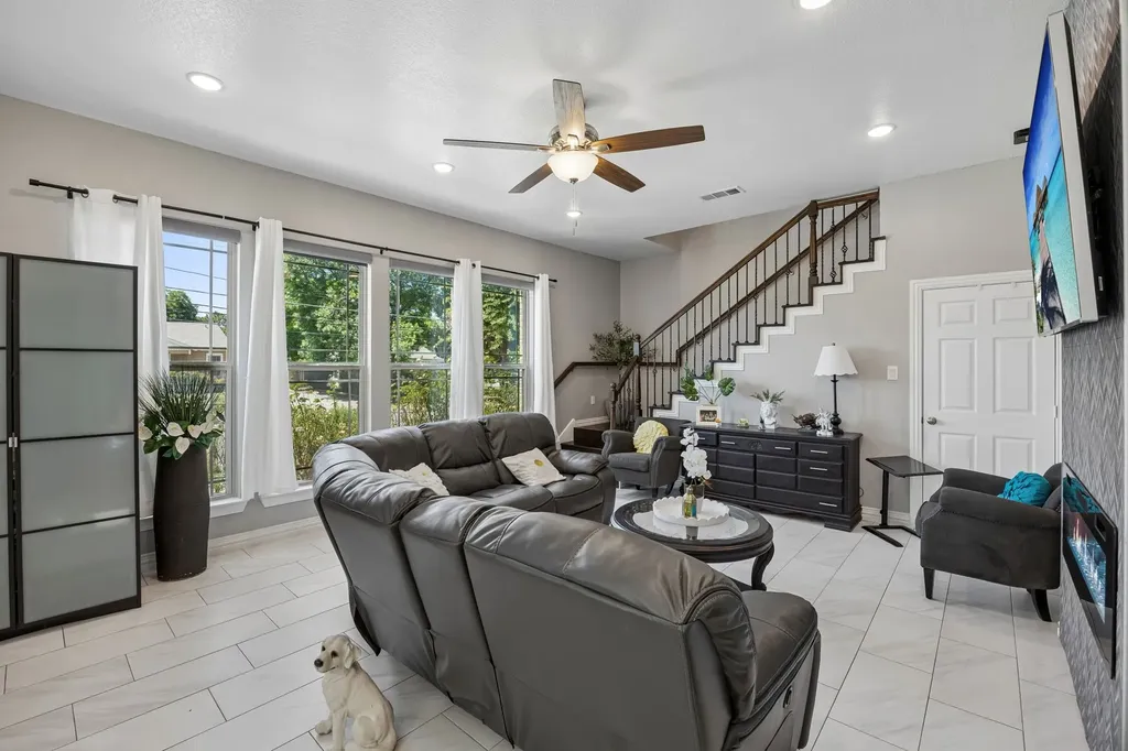 431 W Pioneer Drive Irving TX 75061