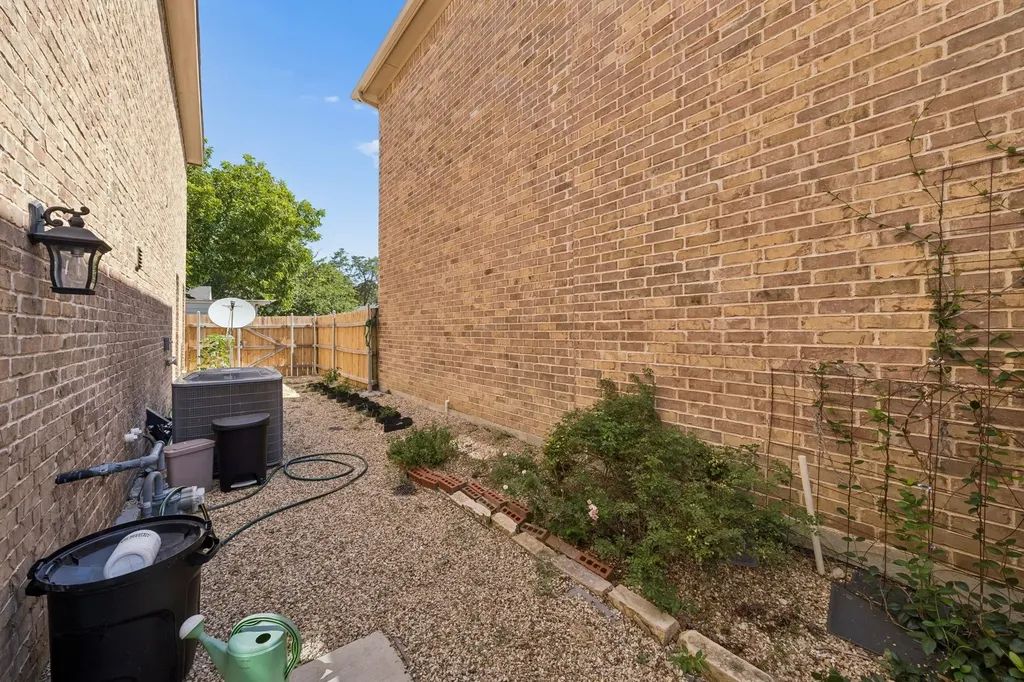 431 W Pioneer Drive Irving TX 75061