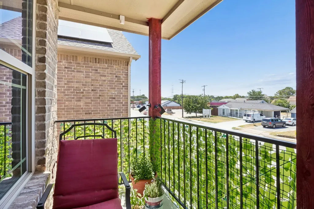 431 W Pioneer Drive Irving TX 75061
