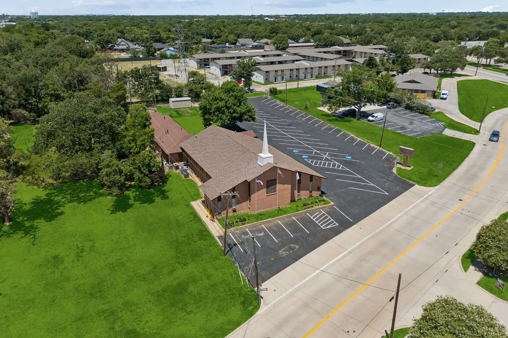 431 W Pioneer Drive Irving TX 75061