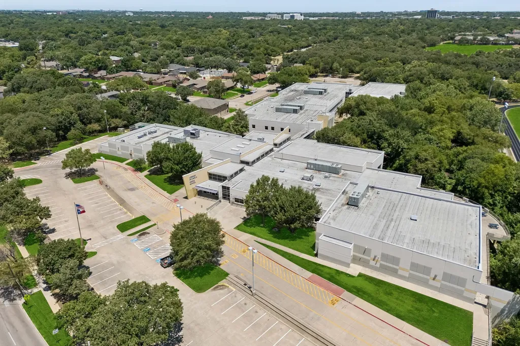 431 W Pioneer Drive Irving TX 75061