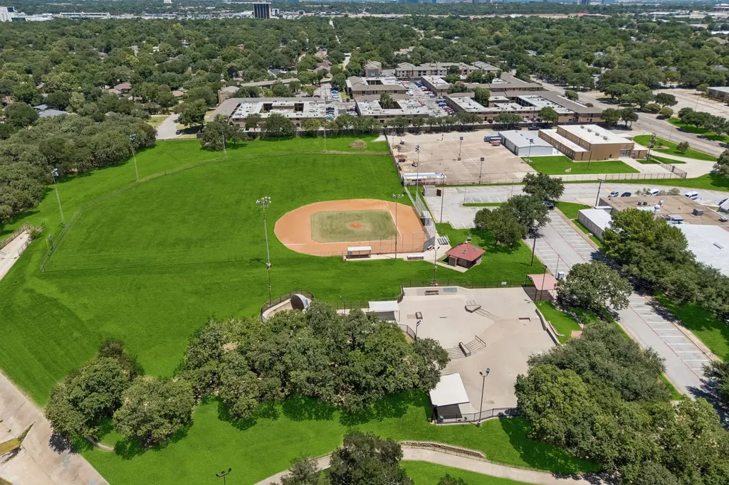 431 W Pioneer Drive Irving TX 75061
