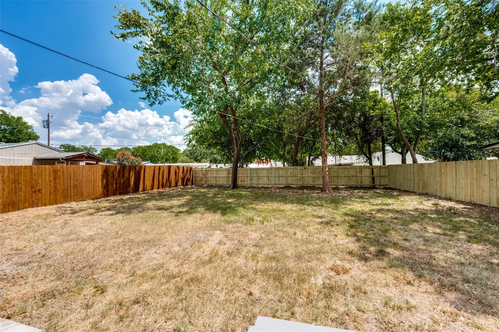1614 W 3rd Street Irving TX 75060