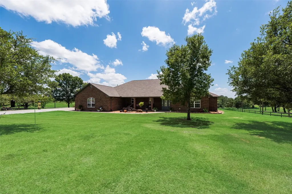 3188 Us Highway 82 Bells TX 75414