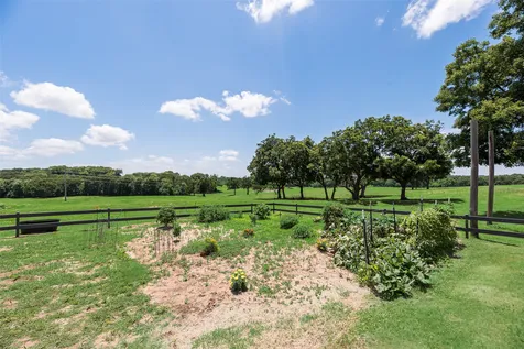 3188 Us-82 Bells TX 75414