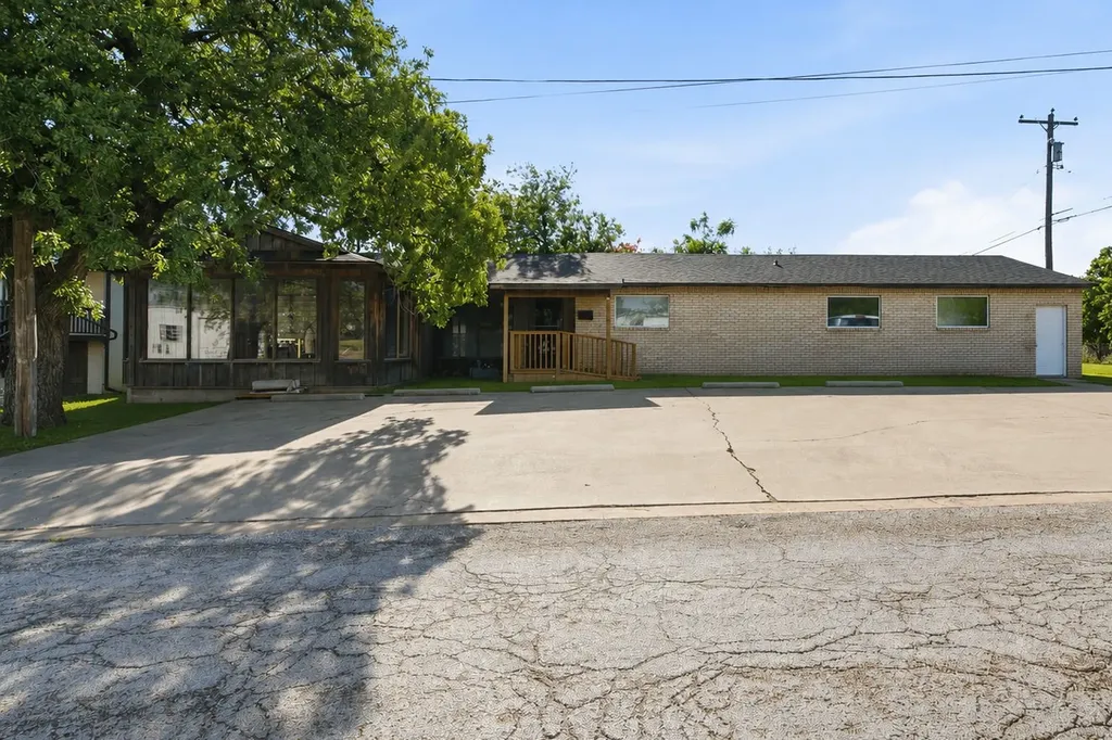 711 W Commerce Street Eastland TX 76448
