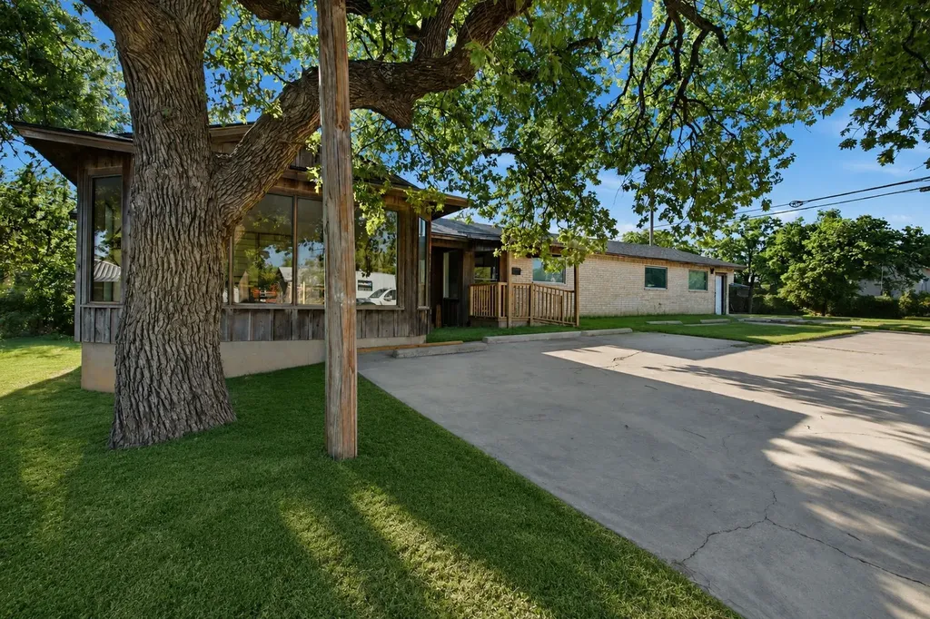 711 W Commerce Street Eastland TX 76448