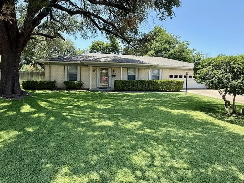 3820 Sagebrush Road Benbrook TX 76116
