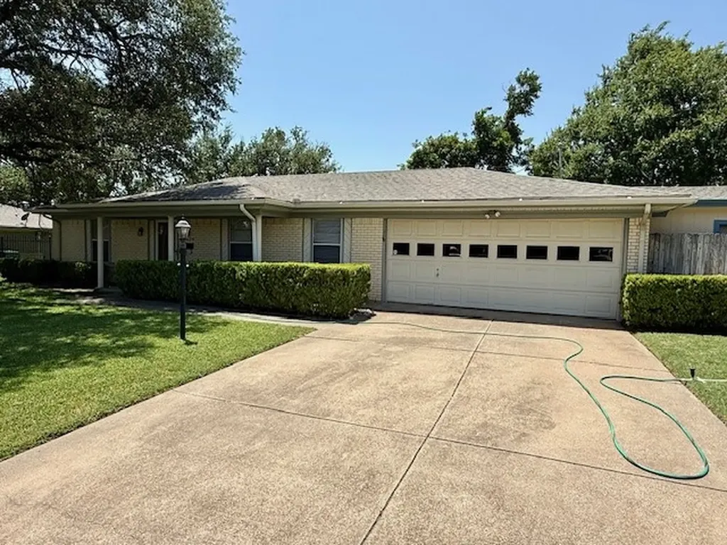 3820 Sagebrush Road Benbrook TX 76116