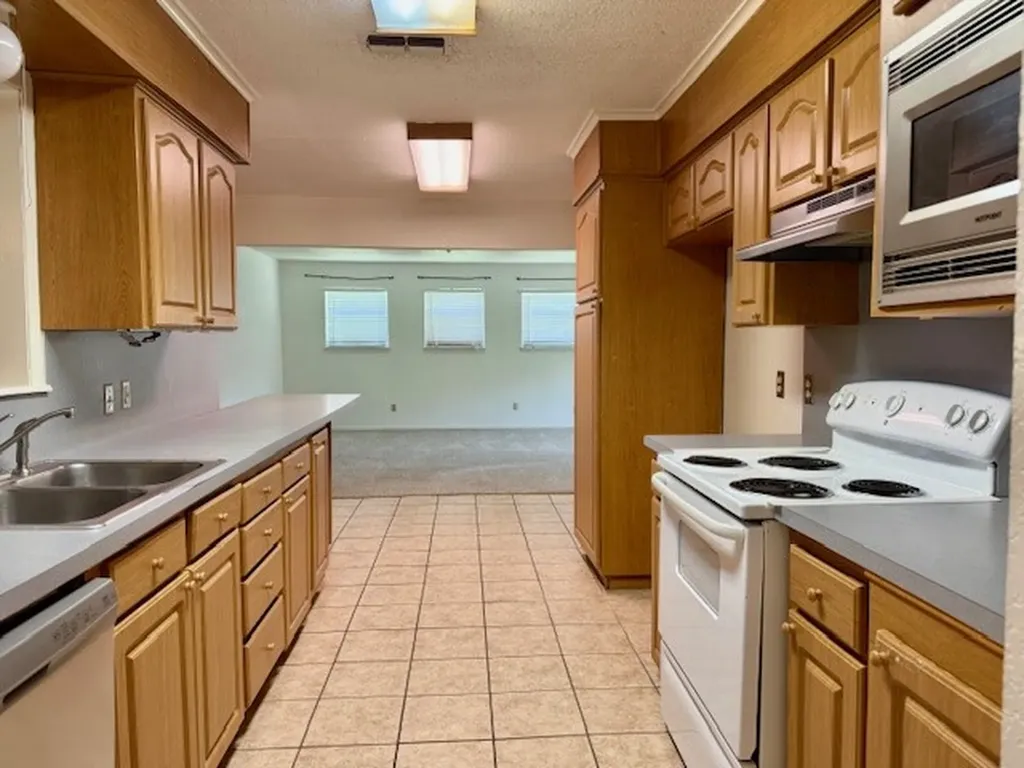 3820 Sagebrush Road Benbrook TX 76116