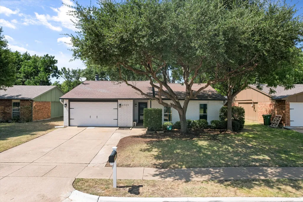 6909 Arborbrook Drive North Richland Hills TX 76182