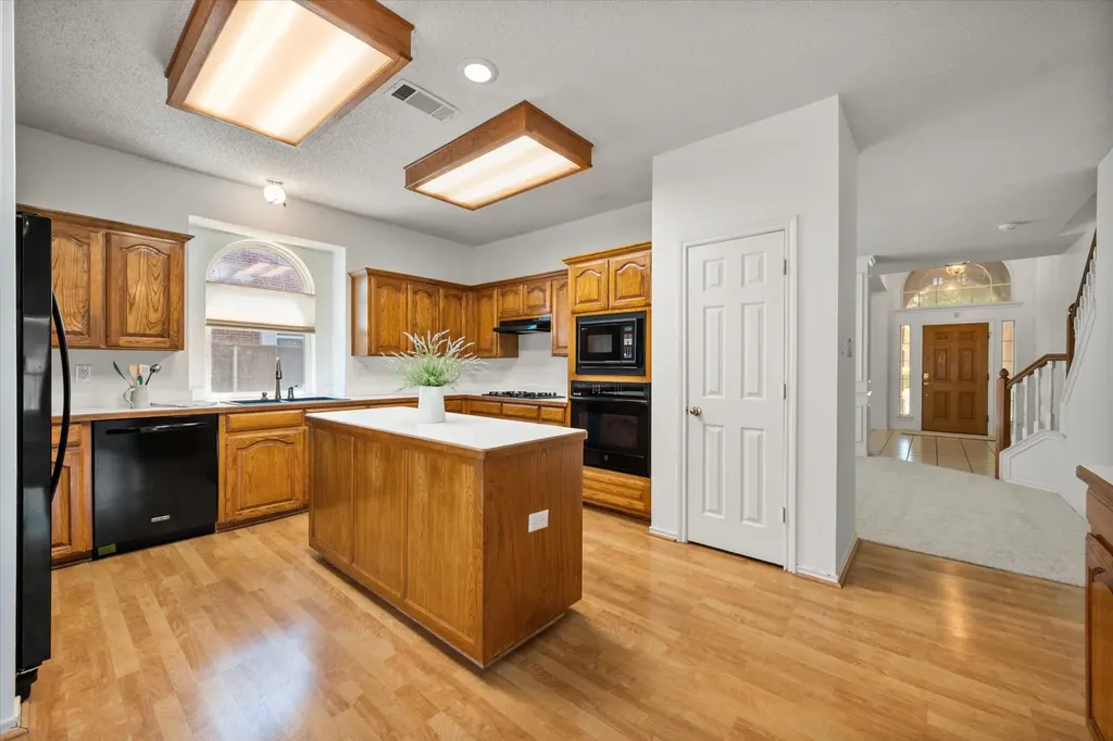 6505 Ashwood Drive Arlington TX 76016