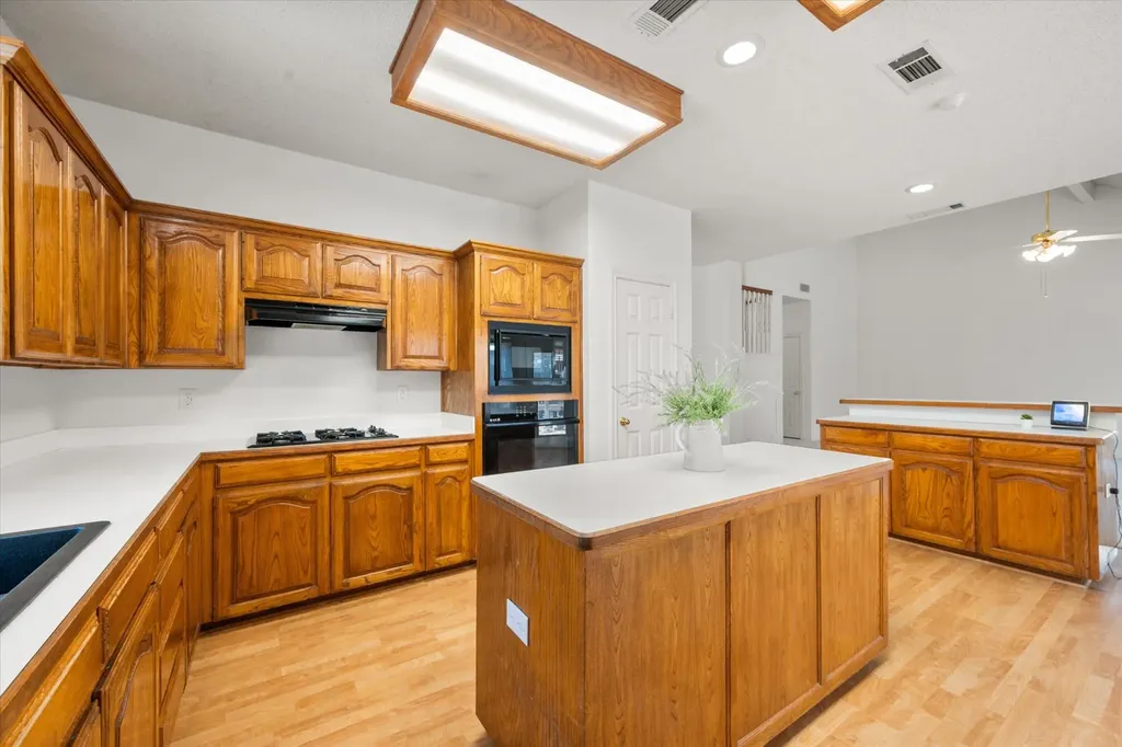 6505 Ashwood Drive Arlington TX 76016