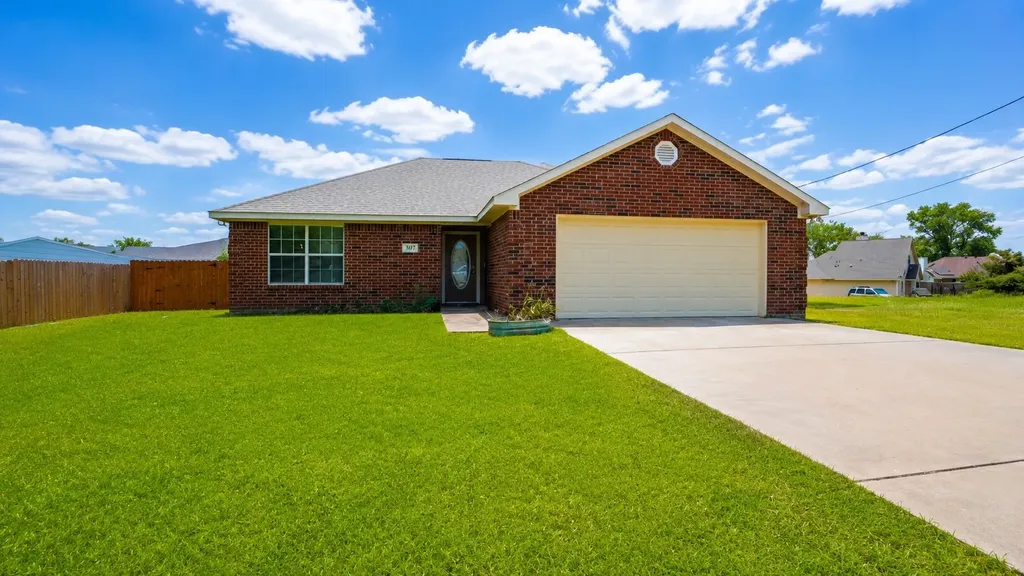 307 Coral Reef Street Gun Barrel City TX 75156