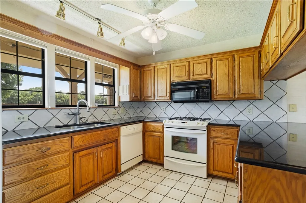 5393 State Highway 5 Van Alstyne TX 75495