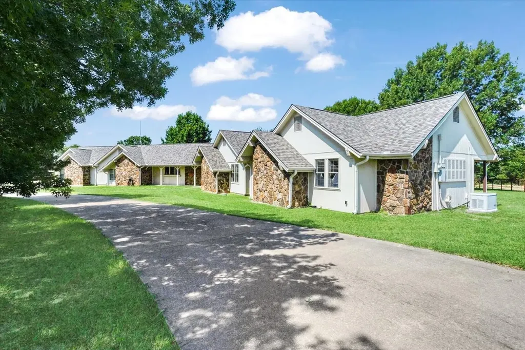 5393 State Highway 5 Van Alstyne TX 75495