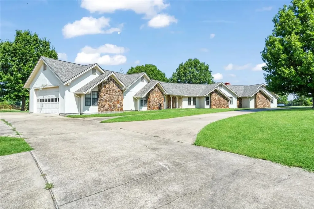 5393 State Highway 5 Van Alstyne TX 75495