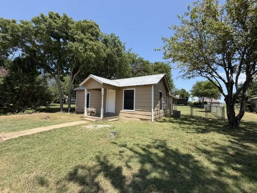 105 2nd Street Valley View TX 76272