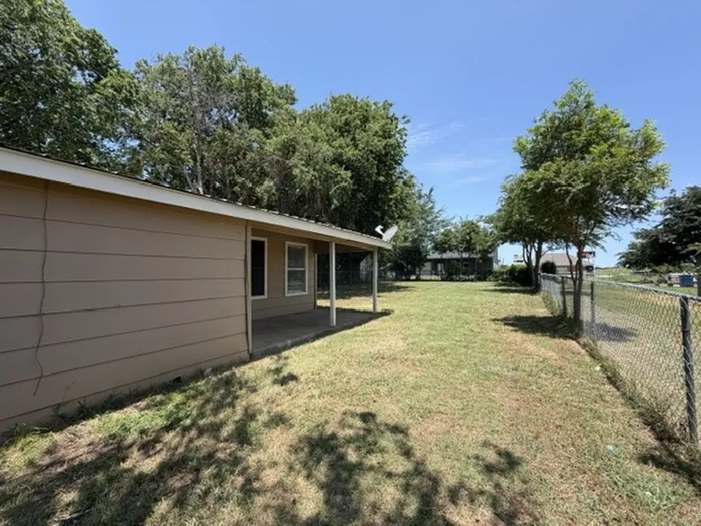 105 2nd Street Valley View TX 76272