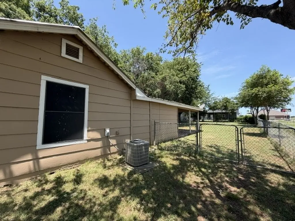 105 2nd Street Valley View TX 76272