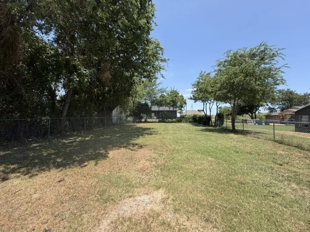 105 2nd Street Valley View TX 76272