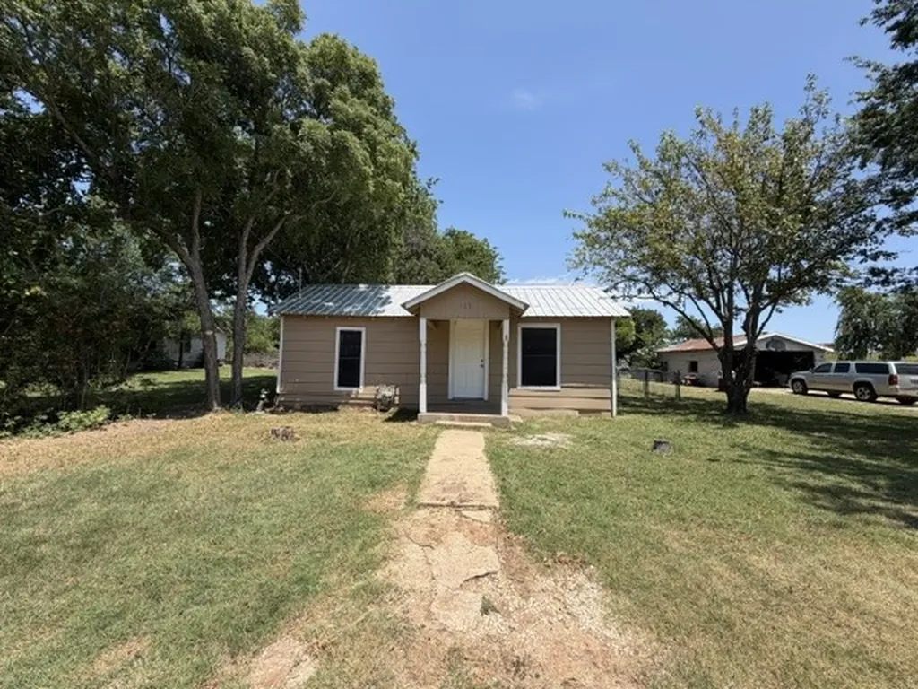 105 2nd Street Valley View TX 76272