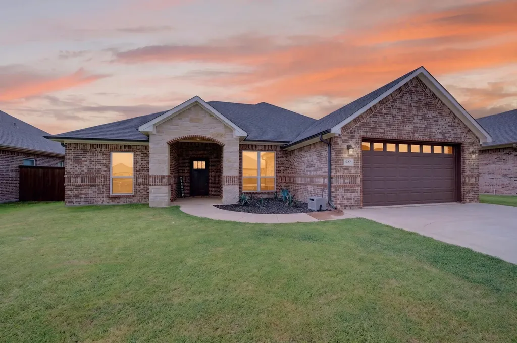 527 Limestone Circle Mabank TX 75147