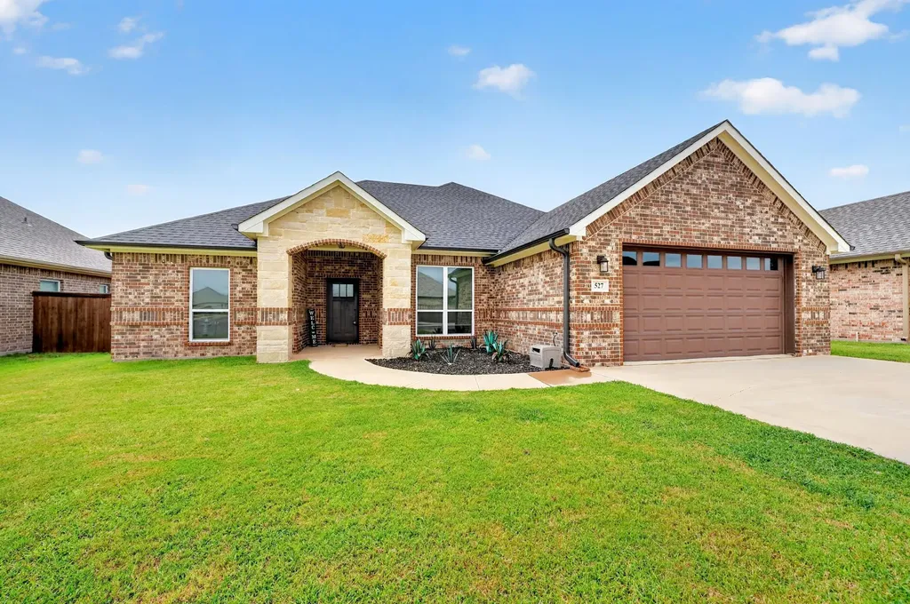 527 Limestone Circle Mabank TX 75147