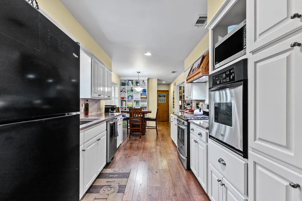 2712 Rix Street Commerce TX 75428