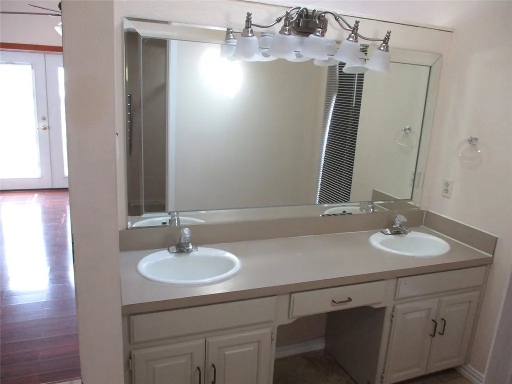 203 Yorkshire Court Euless TX 76040