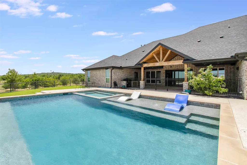 13428 Knob Hill Road Rogers TX 76569