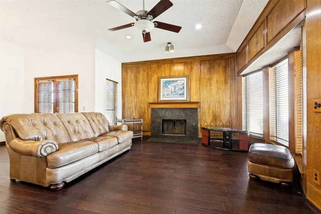 2901 Big Oaks Drive Garland TX 75044