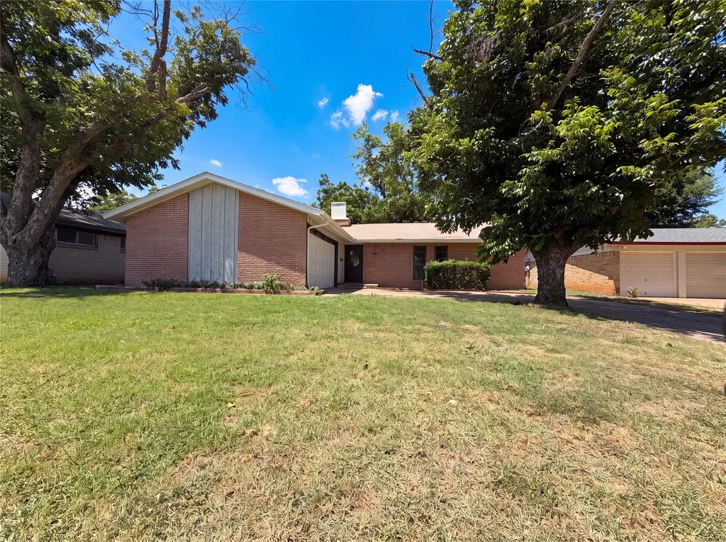 2111 Royal Oaks Drive Irving TX 75060