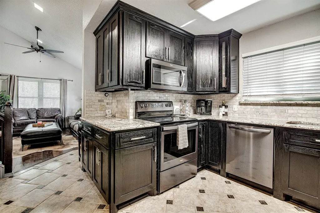 6112 Farmingdale Drive Arlington TX 76001