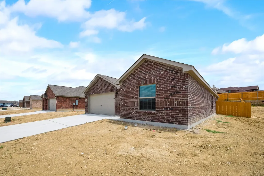 169 Cattlemans Creek W Newark TX 76071