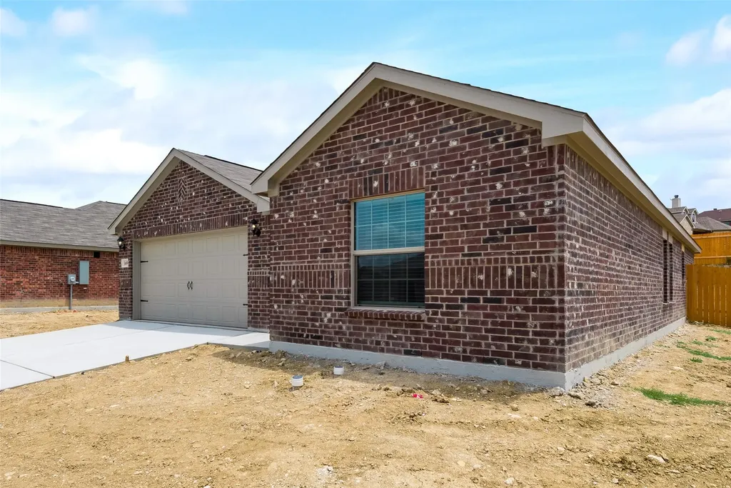 169 Cattlemans Creek W Newark TX 76071