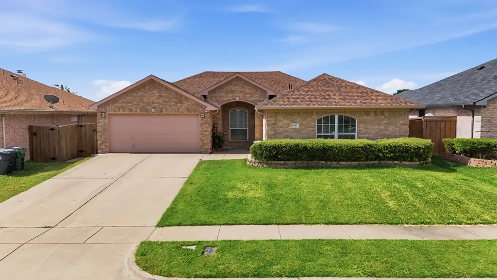 1912 Lennox Lane Arlington TX 76018