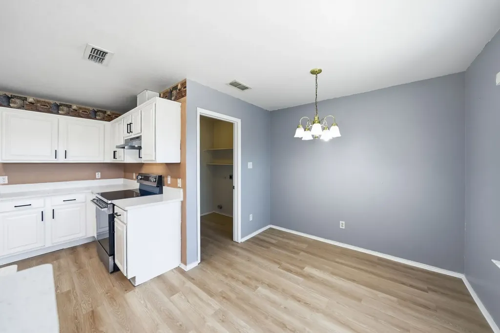 1912 Lennox Lane Arlington TX 76018