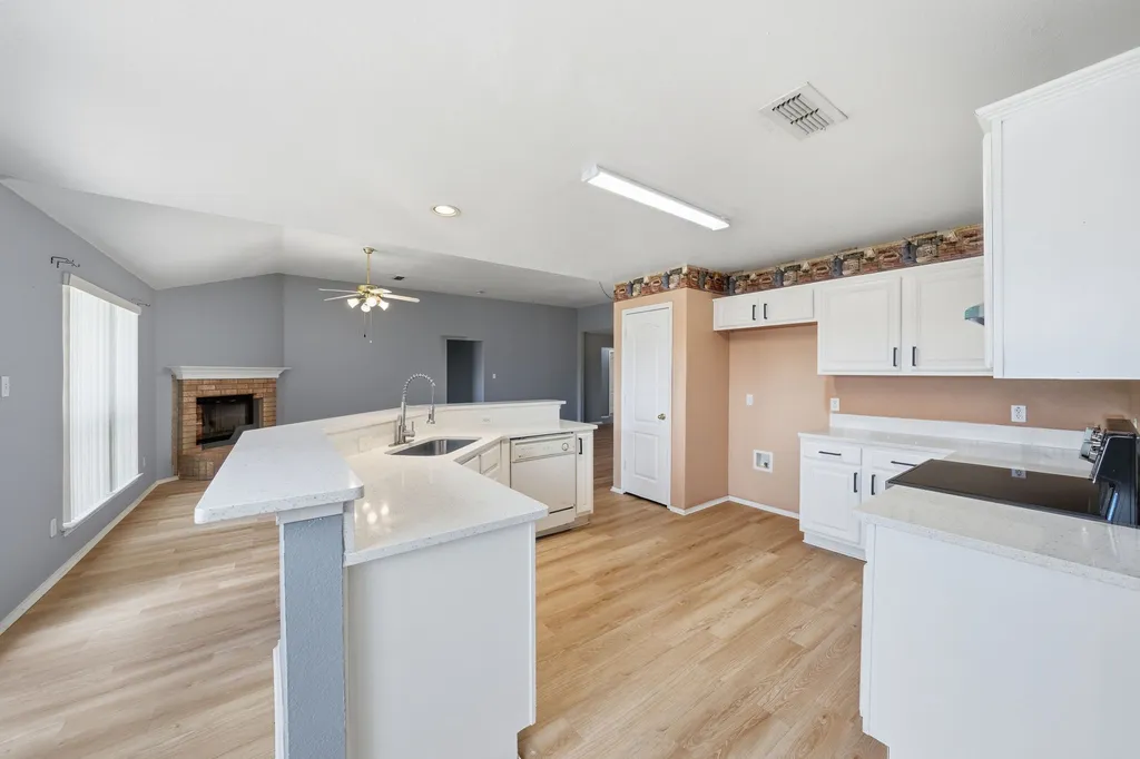 1912 Lennox Lane Arlington TX 76018