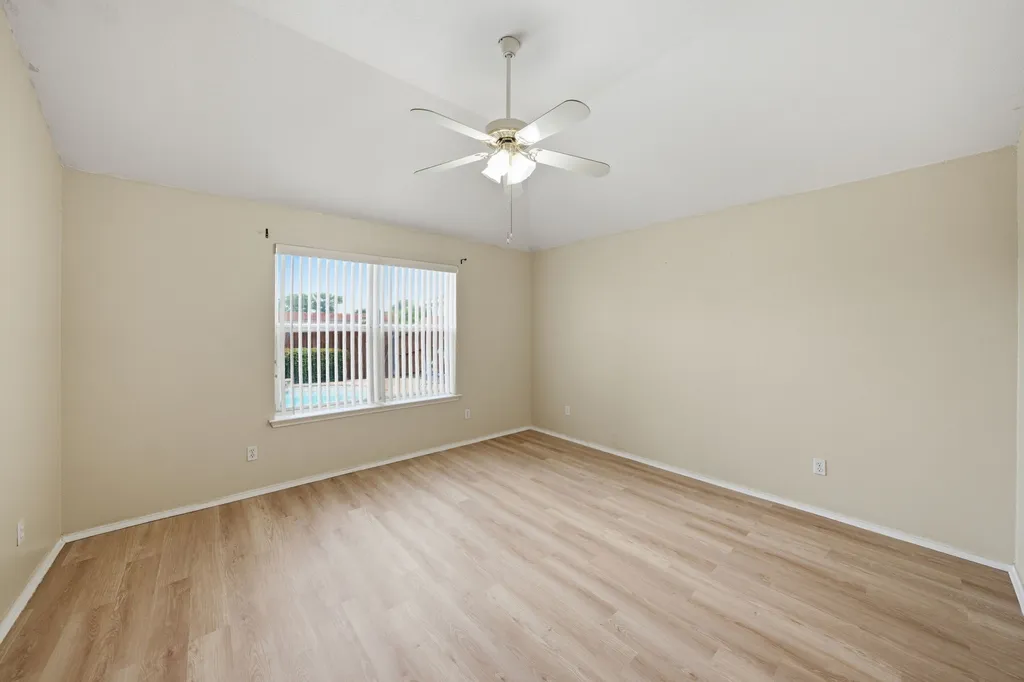 1912 Lennox Lane Arlington TX 76018