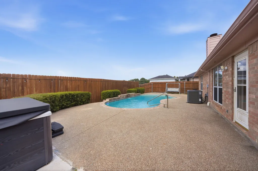 1912 Lennox Lane Arlington TX 76018
