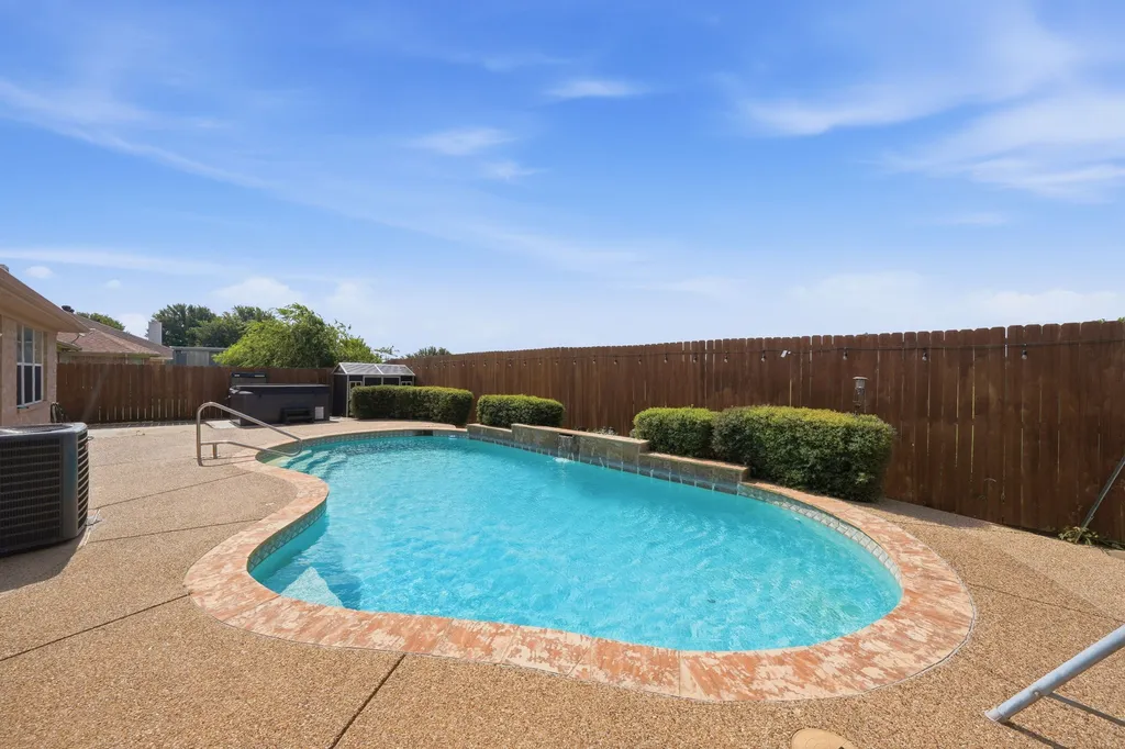 1912 Lennox Lane Arlington TX 76018