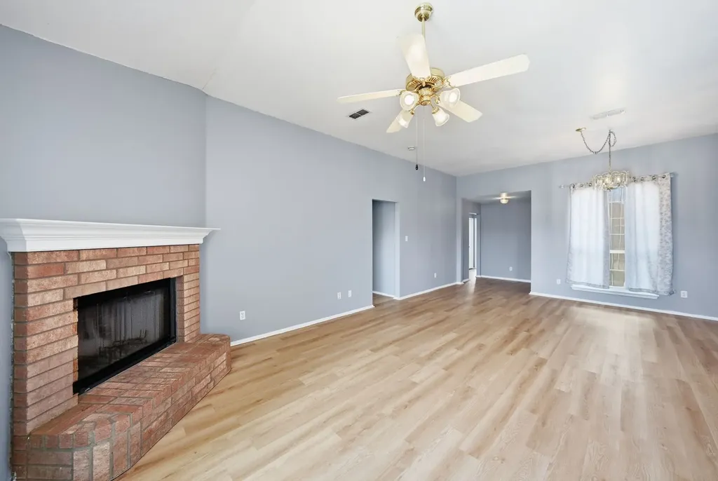 1912 Lennox Lane Arlington TX 76018