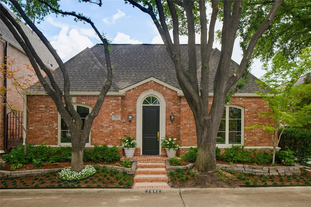 7842 Caruth Court Dallas TX 75225