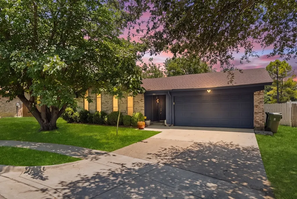 202 Fleetwood Court Arlington TX 76014