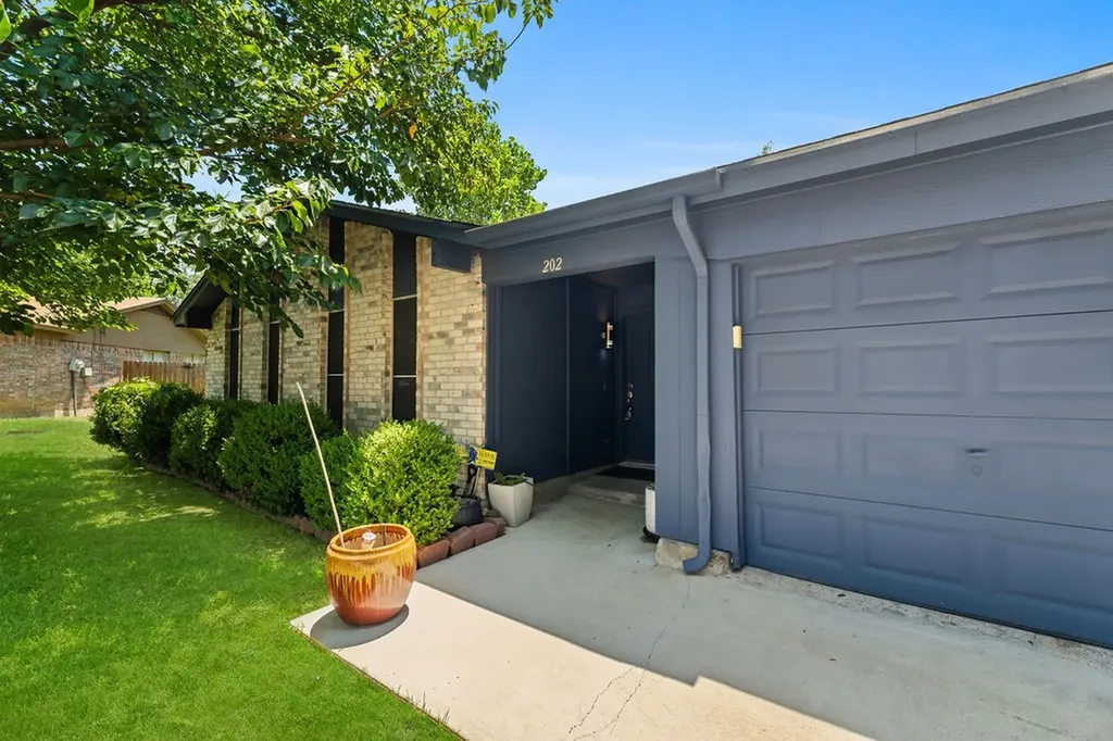 202 Fleetwood Court Arlington TX 76014
