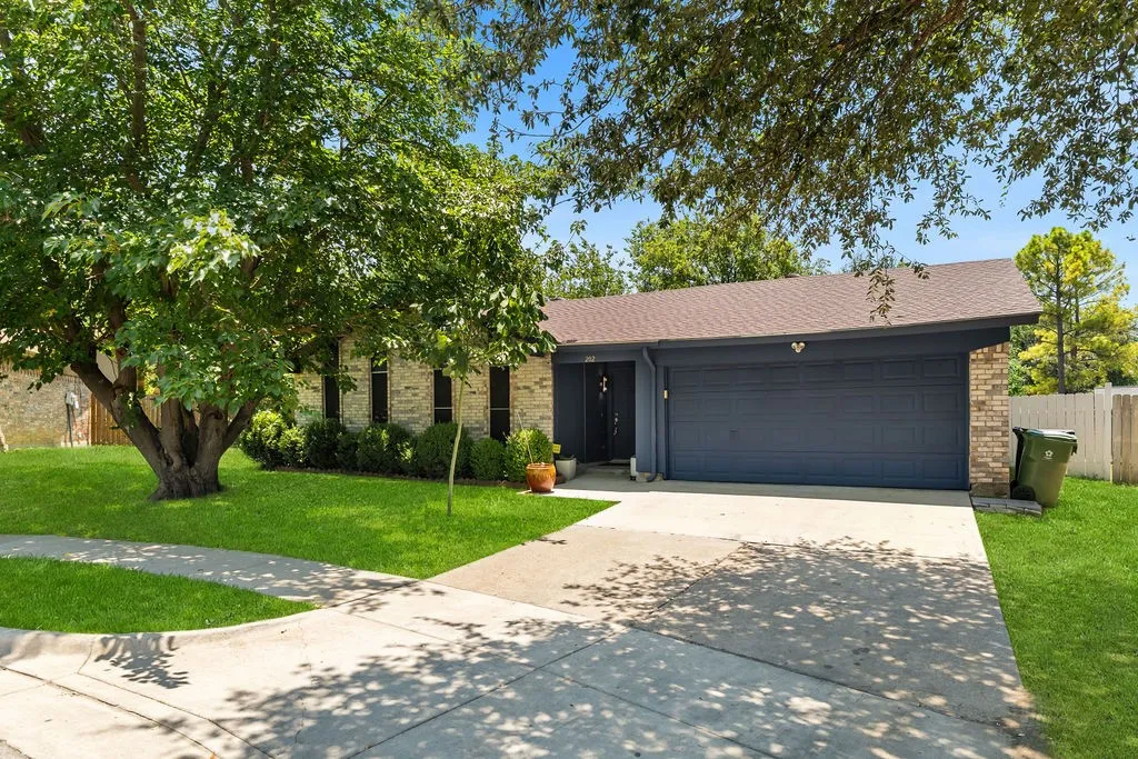 202 Fleetwood Court Arlington TX 76014
